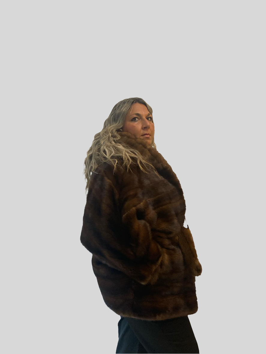 Mantella di visone con cappuccio e cintura