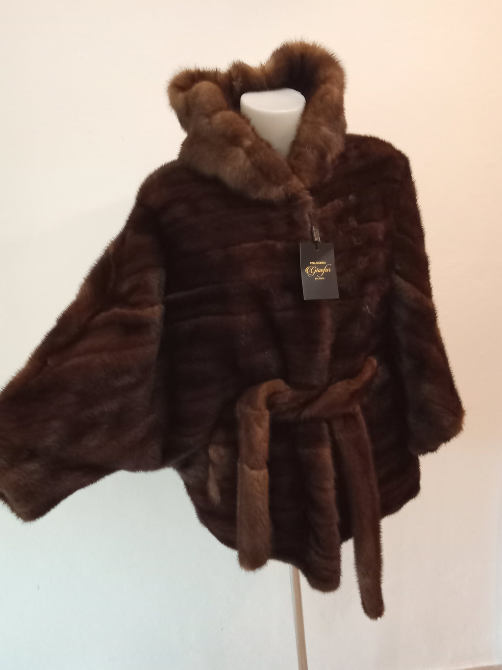 Mantella di visone con cappuccio e cintura