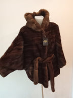 Mantella di visone con cappuccio e cintura