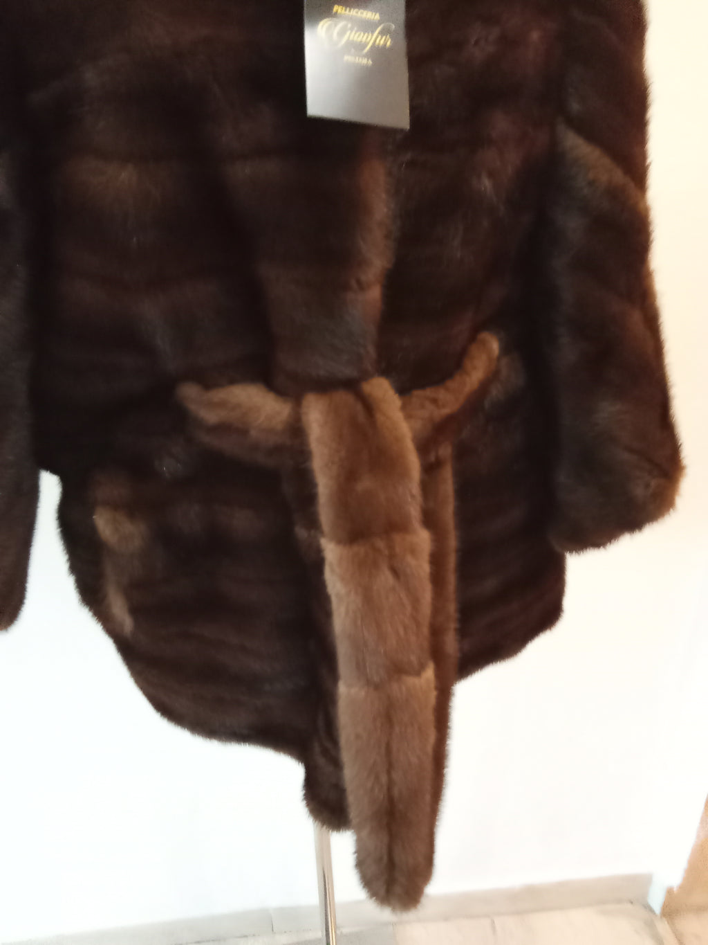 Mantella di visone con cappuccio e cintura
